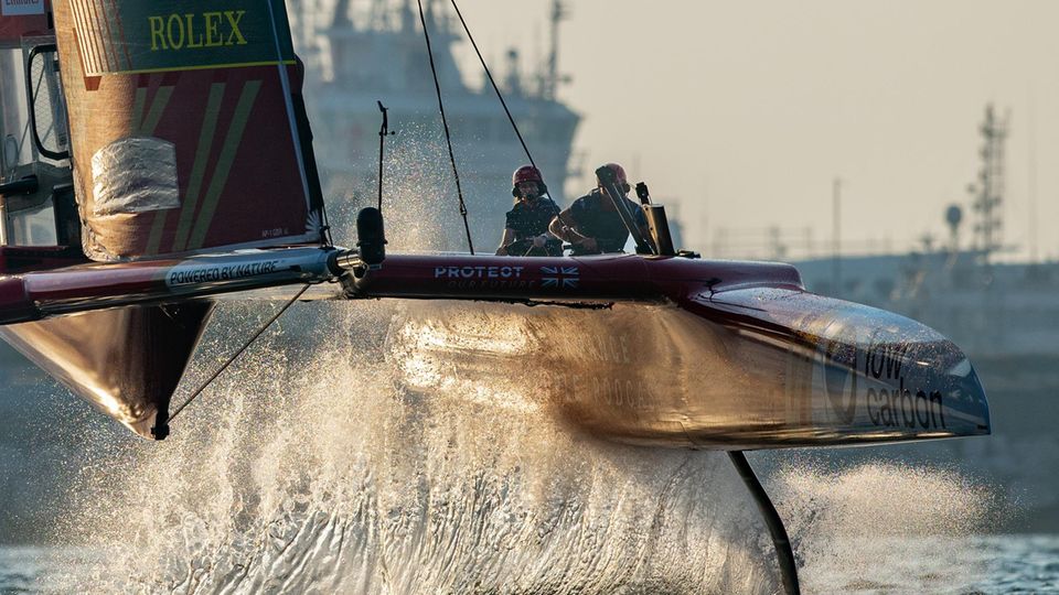 Ein F50 Katamarans der SailGP hebt auf seinen Foils vom Wasser ab.