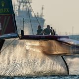 Ein F50 Katamarans der SailGP hebt auf seinen Foils vom Wasser ab.