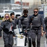 Das Deutsche Team der SailGP auf dem Weg zum Boot.