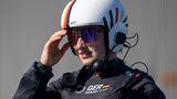 Anna Barth des deutschen SailGP Teams mit ihrer Ausrüstung