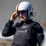 Anna Barth des deutschen SailGP Teams mit ihrer Ausrüstung