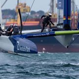 Der Stregeist läuft in die Mitte des Rumpfes des F50 Katamarans