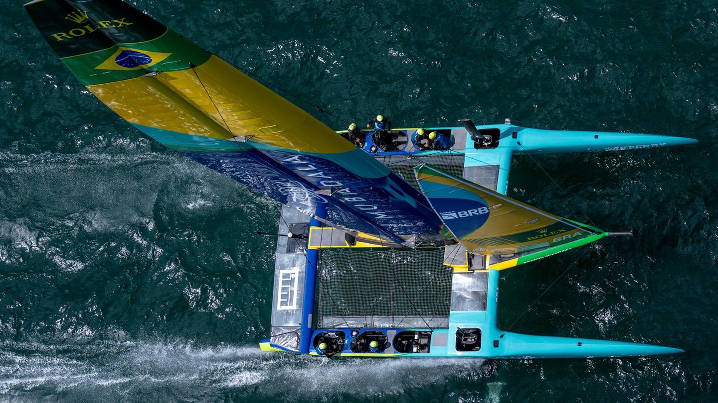 Blick von oben auf einen F50 Katamarans der SailGP