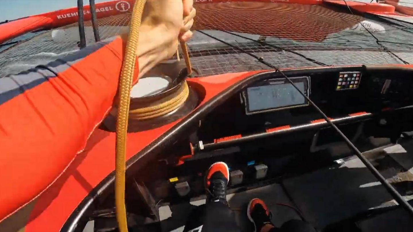 Das Cockpit des Flight Controllers in einem F50 Katamaran