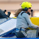 Der Driver an Bord eines F50 Katamarans der SailGP