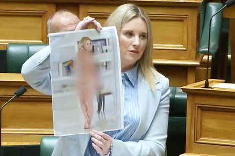 Eine Abgeordnete zeigt ein gefälschtes Nacktbild von sich im Parlament