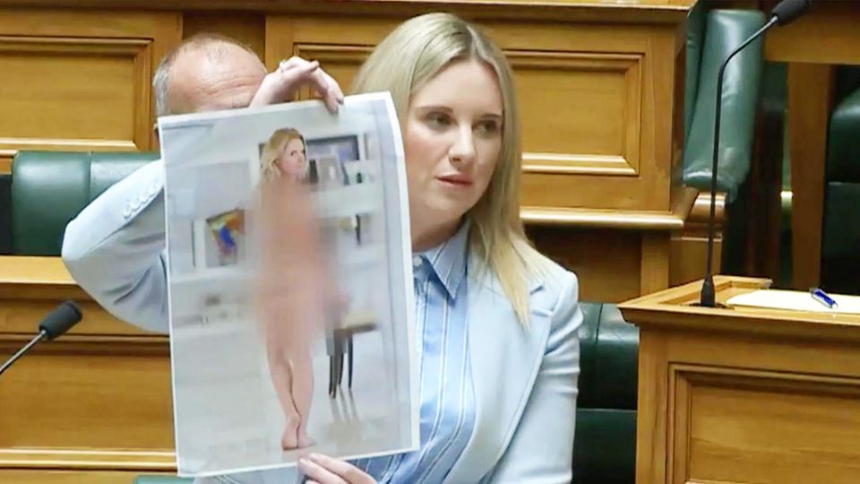 Abgeordnete offenbart Fake-Nacktbild von sich im Parlament Eine Abgeordnete zeigt ein gefälschtes Nacktbild von sich im Parlament