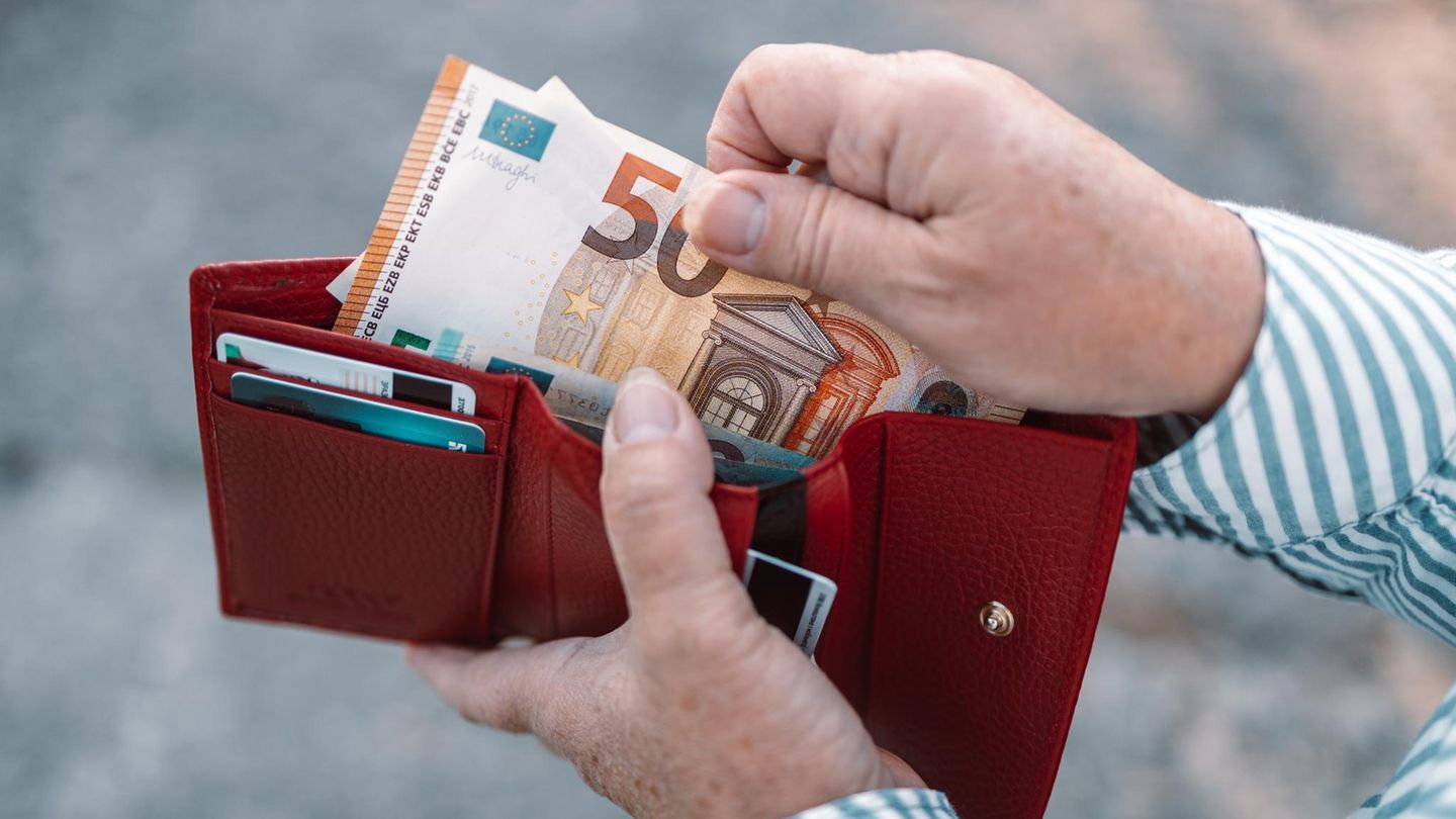 Take off money in the supermarket: where it is still possible