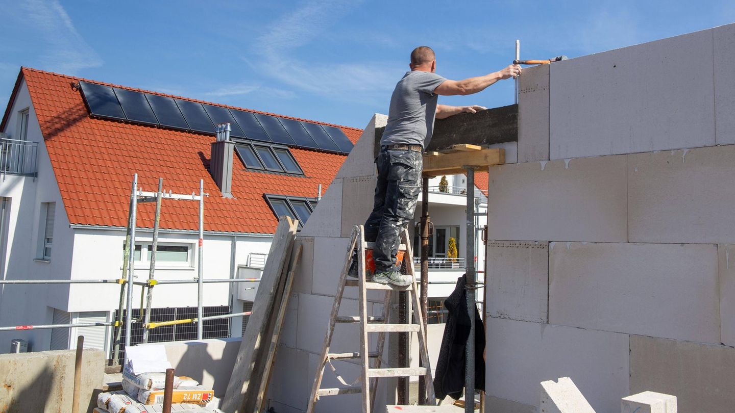 Ein Maurer arbeitet auf der Baustelle eines Einfamilienhauses Ein Maurer arbeitet auf der Baustelle eines Einfamilienhauses