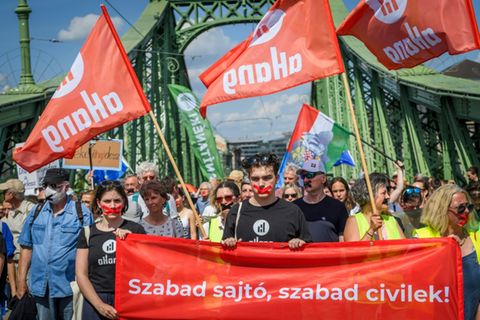 Protest mit zugeklebten Mündern gegen das geplante Gesetz