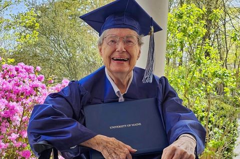 Joan Alexander erhält ihr Diplom von der Universität Maine