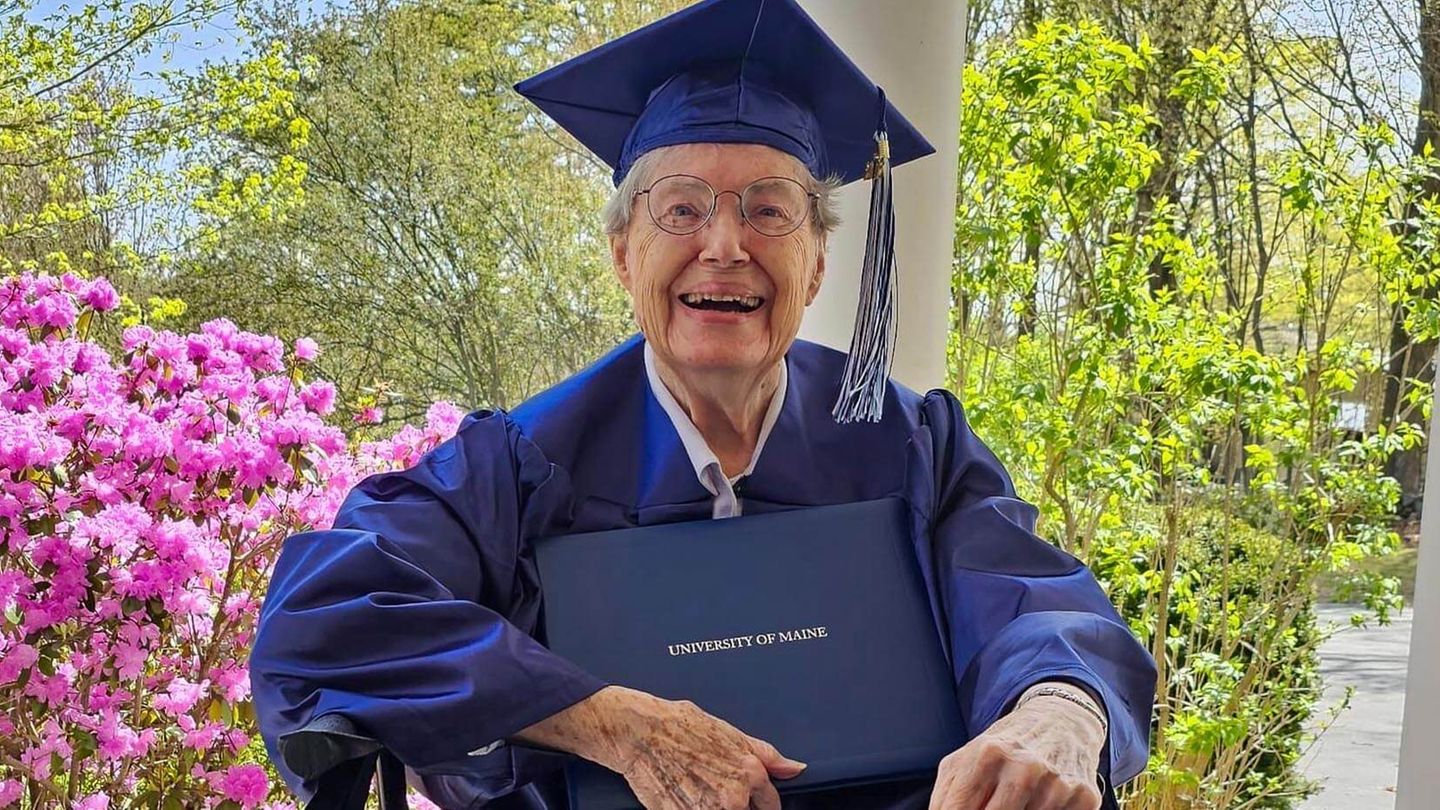 Joan Alexander erhält ihr Diplom von der Universität Maine