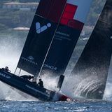 Ein F50 Katamarans der SailGP taucht mit dem Bug ins Wasser