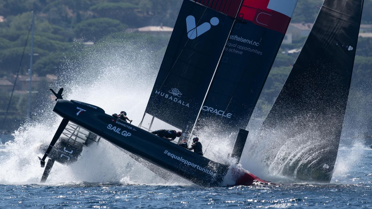 Ein F50 Katamarans der SailGP taucht mit dem Bug ins Wasser Ein F50 Katamarans der SailGP taucht mit dem Bug ins Wasser