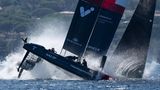 Ein F50 Katamarans der SailGP taucht mit dem Bug ins Wasser