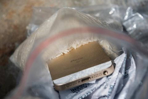 Ein nasses iPhone liegt in einem Plastikbeutel voller Reis
