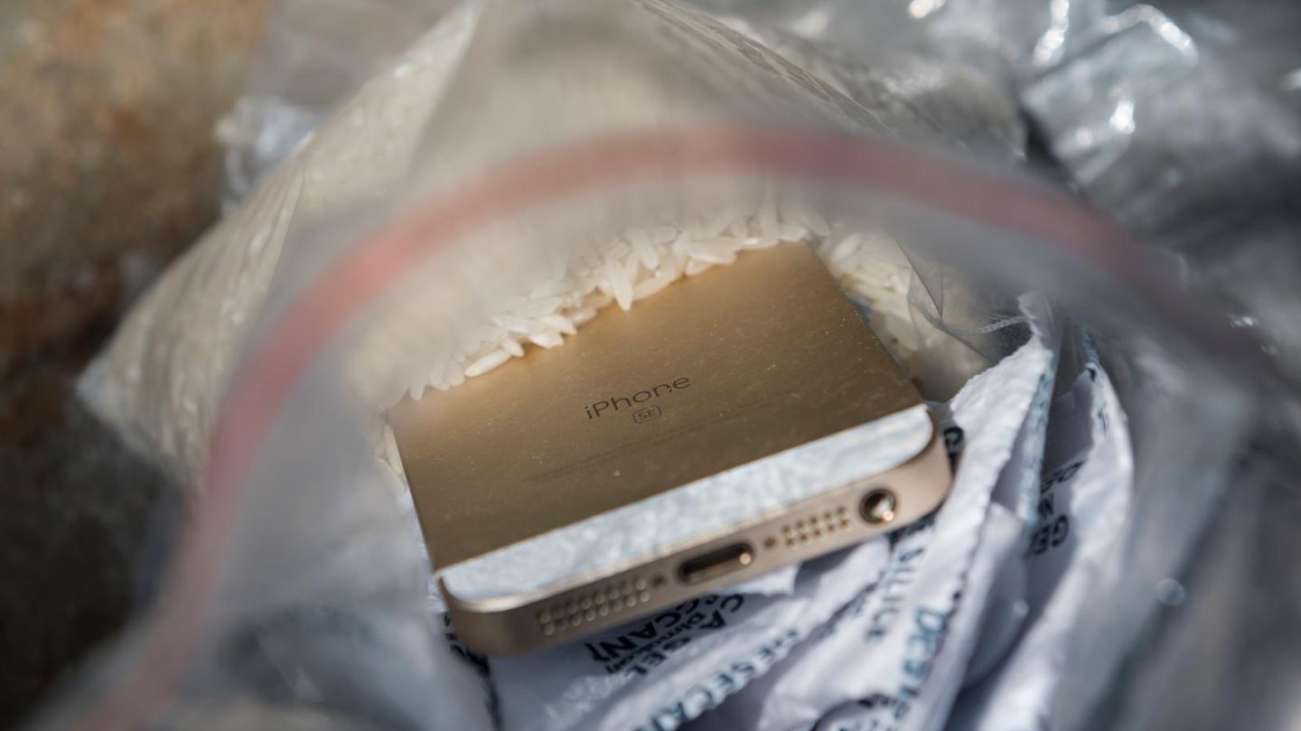 Ein nasses iPhone liegt in einem Plastikbeutel voller Reis