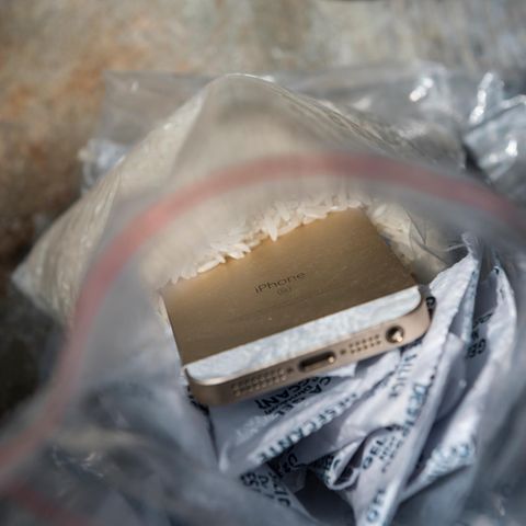 Ein nasses iPhone liegt in einem Plastikbeutel voller Reis