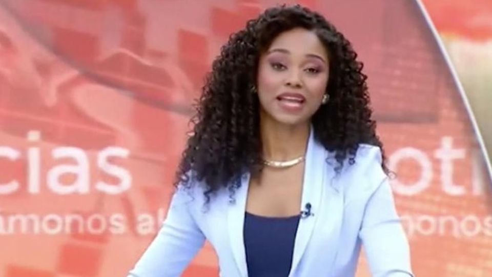 Moderatorin bewahrt trotz Mega-Panne buchstäblich die Haltung Während einer Live-Sendung kippt der Moderatorin ihr Stuhl um, sie hält die Position