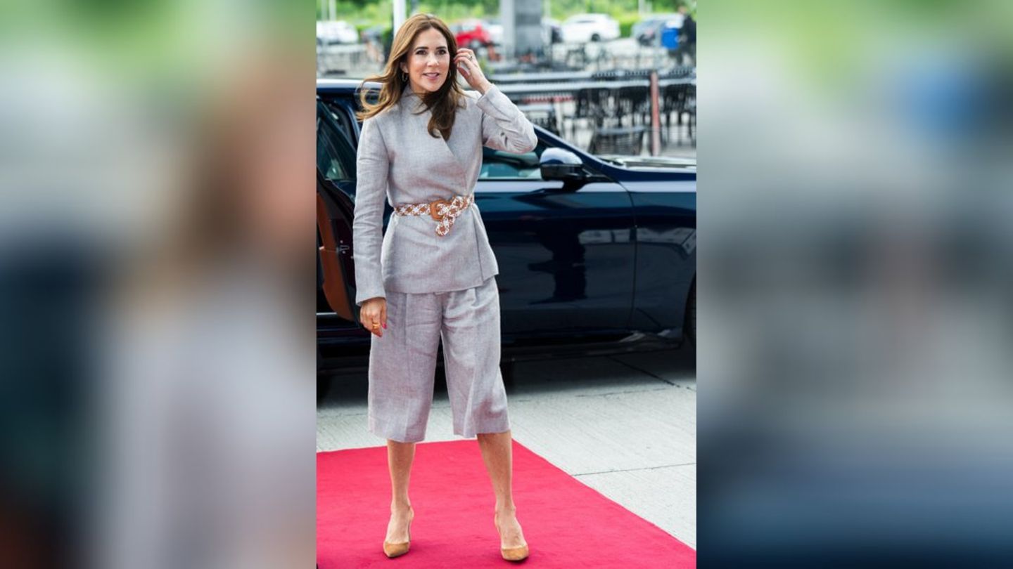 Queen Mary: Stylish in Bermuda shorts at fashion summit