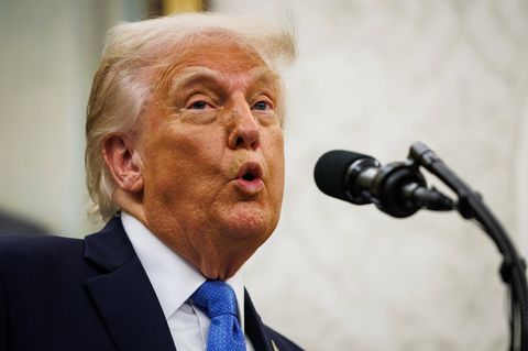 US-Präsident Donald Trump spricht in ein Mikro