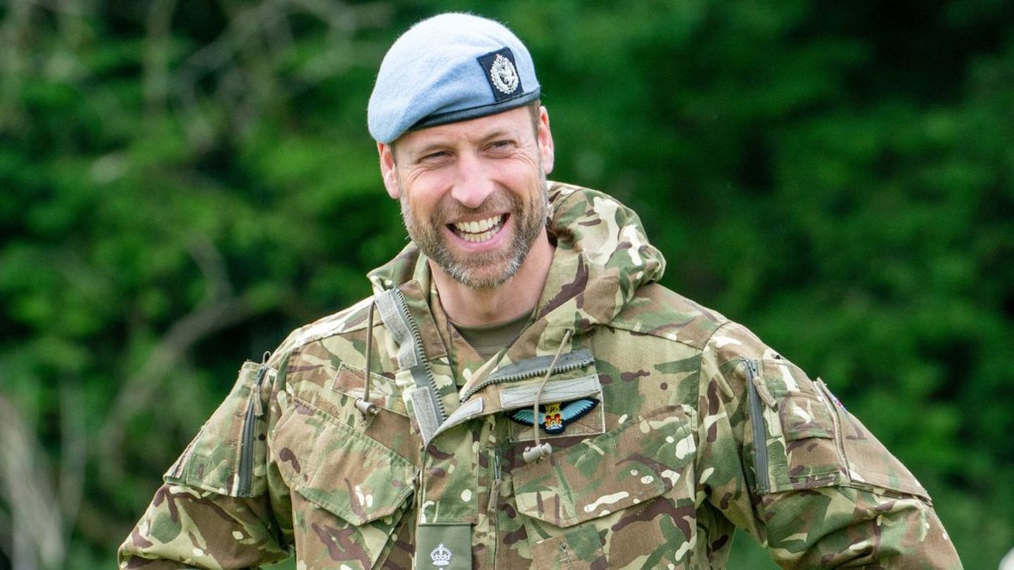 Prince William at Army Air Corps: First visit as the commander of his regiment Prince William at Army Air Corps: First visit as the commander of his regiment