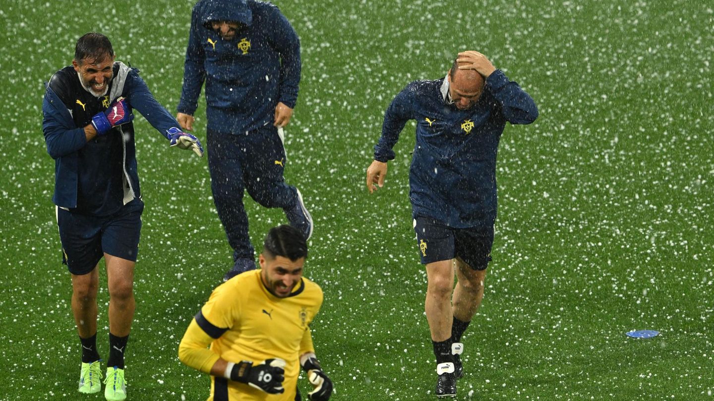 Da mussten die Spieler vom Platz flüchten: Trotz der Warnung vor schweren Unwettern soll das Nations-League-Spiel stattfinden