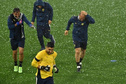 Da mussten die Spieler vom Platz flüchten: Trotz der Warnung vor schweren Unwettern soll das Nations-League-Spiel stattfinden