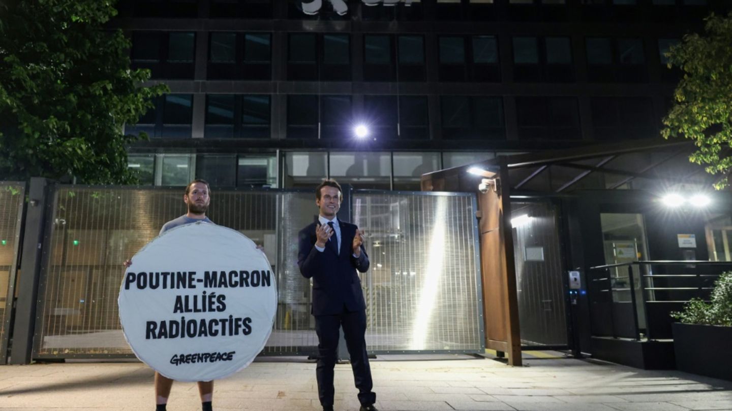 Die Protestaktion der Umweltorganisation Greenpeace in Paris