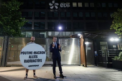 Die Protestaktion der Umweltorganisation Greenpeace in Paris