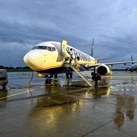Vom Unwetter betroffen war ein Flugzeug von Ryanair, das am Flughafen Memmingen notlanden musste (Symbolbild)