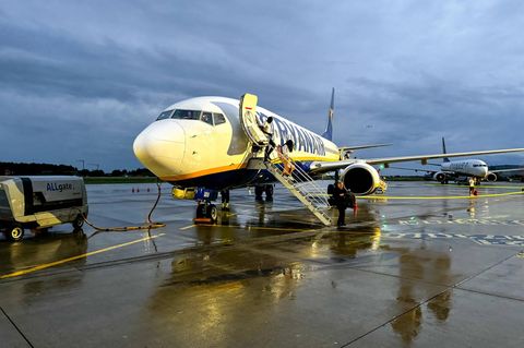 Vom Unwetter betroffen war ein Flugzeug von Ryanair, das am Flughafen Memmingen notlanden musste (Symbolbild)
