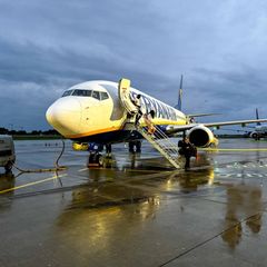 Vom Unwetter betroffen war ein Flugzeug von Ryanair, das am Flughafen Memmingen notlanden musste (Symbolbild)