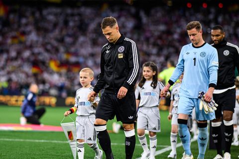 DFB-Kapitän Joshua Kimmich läuft mit seinem Sohn ein