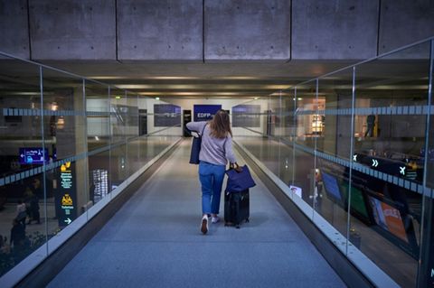 Passagierin am Flughafen in Paris
