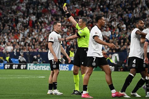 Schiedsrichter Slavko Vincic zeigt Deutschlands Florian Wirtz die gelbe Karte im Spiel gegen Portugal