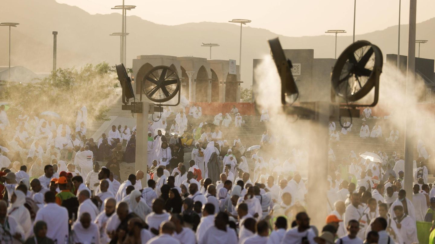 5. Juni: Abkühlung Mekka, Saudi-Arabien. Muslime aus aller Welt pilgern wieder in die heilige Stadt, wo derzeit extreme Hitze herrscht. Es kommt zu Temperaturen von über 40 Grad. Diese Feuchtigkeitsspender sollen den Menschen eine Abkühlung geben – ein Tropfen auf den heißen Stein. Die Hadsch-Pilgerfahrt, eine der fünf Säulen des Islams, ist mindestens einmal im Leben Pflicht für alle Gläubigen, die dazu finanziell und körperlich in der Lage sind