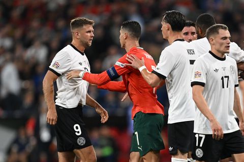Deutschlands Niclas Füllkrug (l) wird bei einer Rangelei im Nations-League-Spiel von Portugals Cristiano Ronaldo beruhigt
