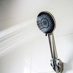 Ein Duschkopf gibt Wasser ab