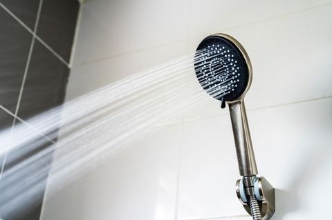 Ein Duschkopf gibt Wasser ab