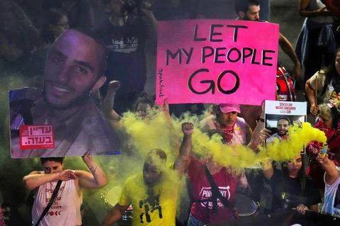 Menschen in Tel Aviv demonstrieren für die Freilassung der verbliebenen Geiseln im Gazastreifen