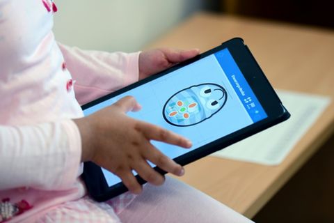Kind mit Tablet