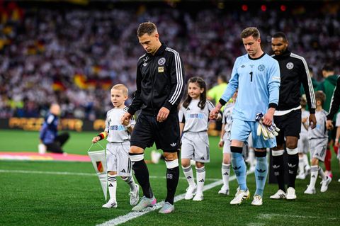 Joshua Kimmich kann es kaum glauben als sein Sohn als Einlaufkind vor ihm steht