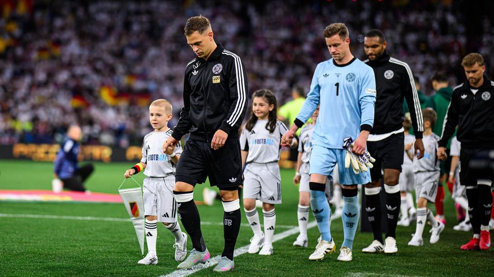 Joshua Kimmich kann es kaum glauben als sein Sohn als Einlaufkind vor ihm steht