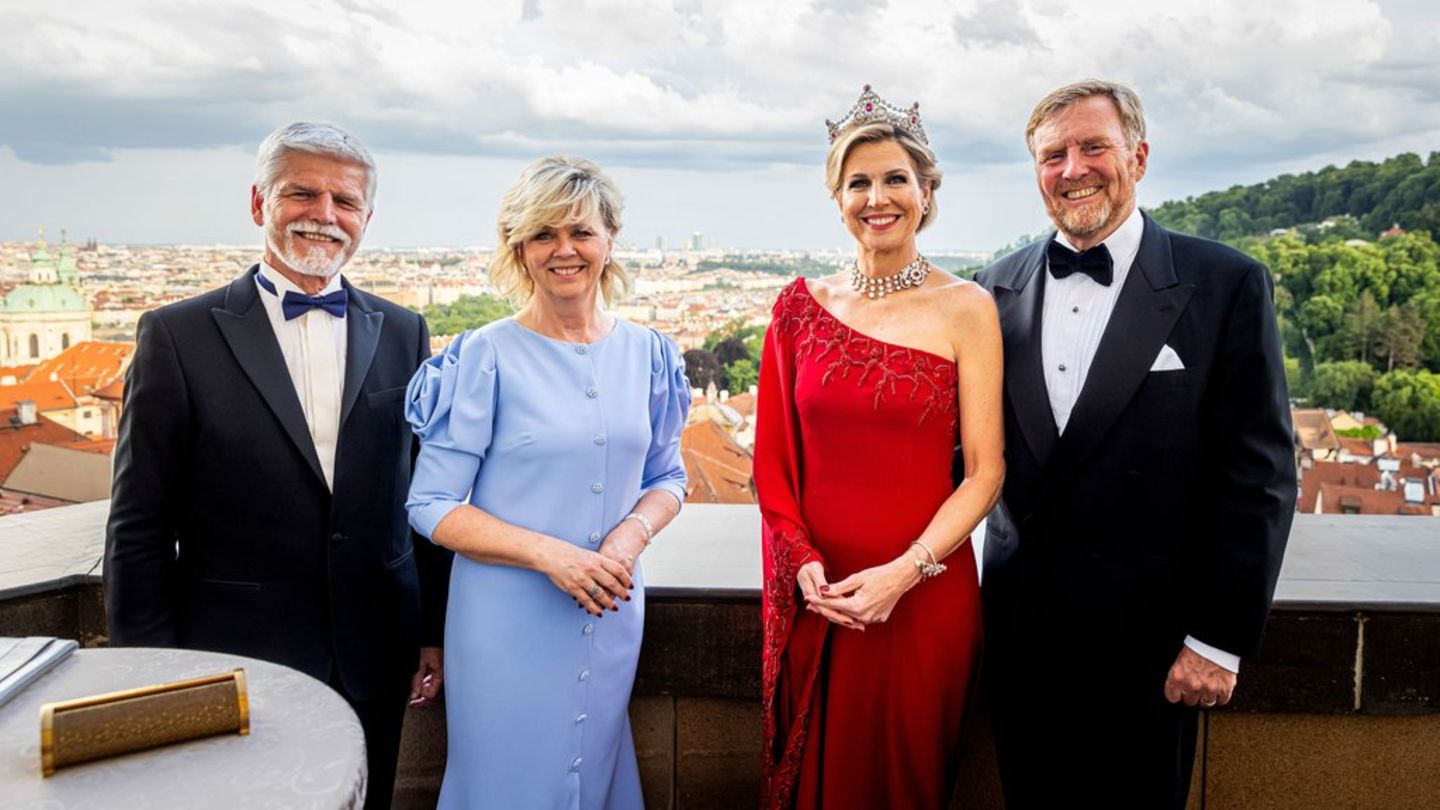State banquet in Prague: Queen Máxima shines in one-shoulder robe