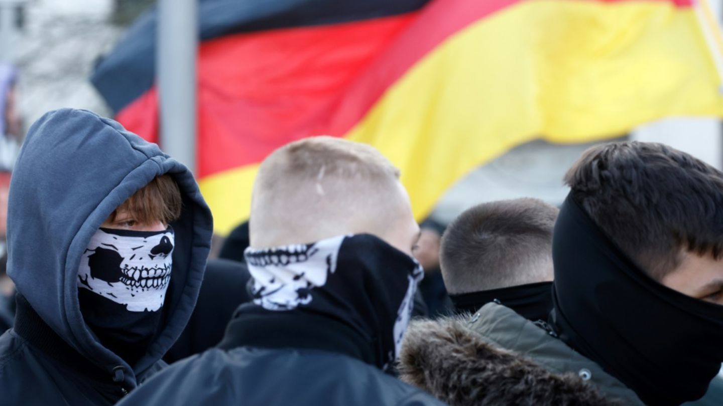 Teilnehmer von rechtsextremistischer Demonstration