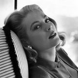 Was für ein Gesicht! Grace Kelly im Jahr 1955, auf dem Höhepunkt ihrer Karriere. Sie strahlt Perfektion und Ruhe aus, doch sie hat auch eine unsichere, introvertierte Seite