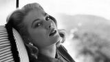 Was für ein Gesicht! Grace Kelly im Jahr 1955, auf dem Höhepunkt ihrer Karriere. Sie strahlt Perfektion und Ruhe aus, doch sie hat auch eine unsichere, introvertierte Seite