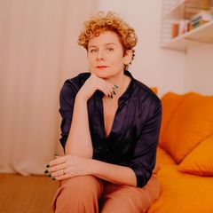 Erotische Literatur: Tina Molin sitzt auf einer Couch