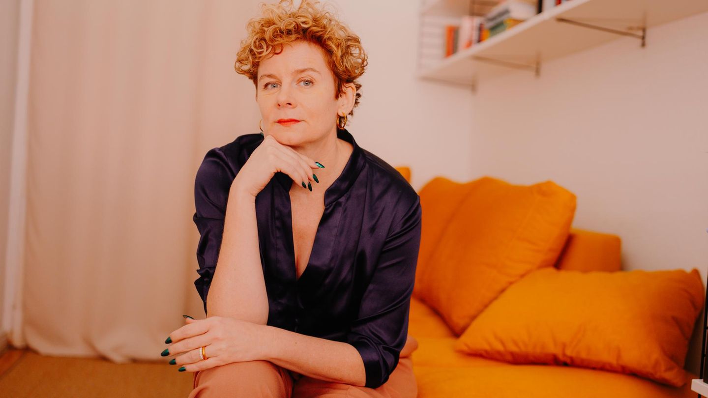 Erotische Literatur: Tina Molin sitzt auf einer Couch Erotische Literatur: Tina Molin sitzt auf einer Couch